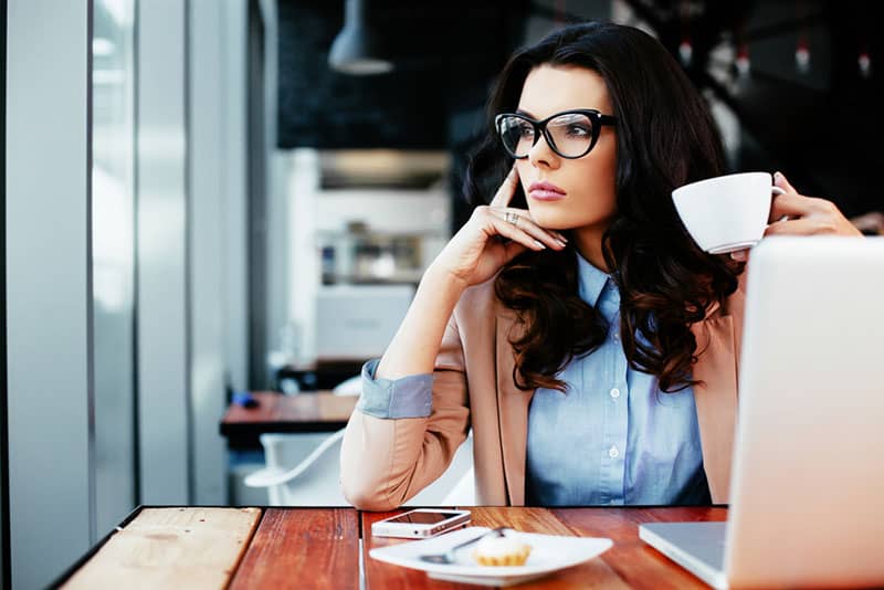 Affare flirtet mit anderen frauen