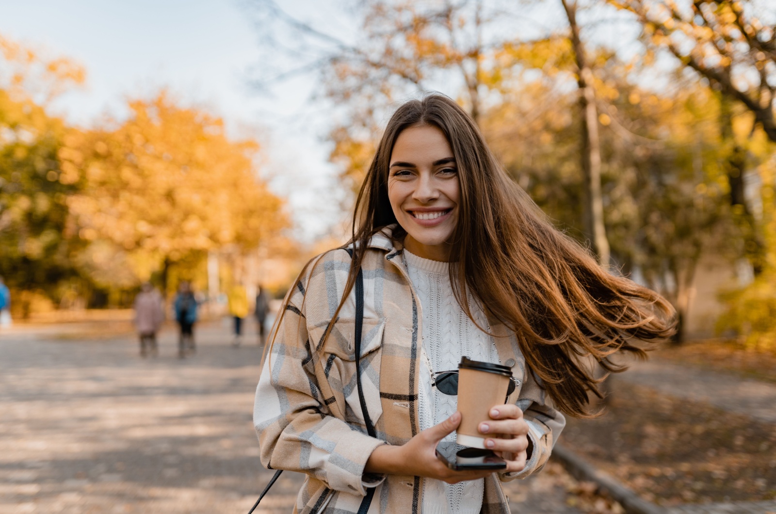 junge frau mit kaffee in hand