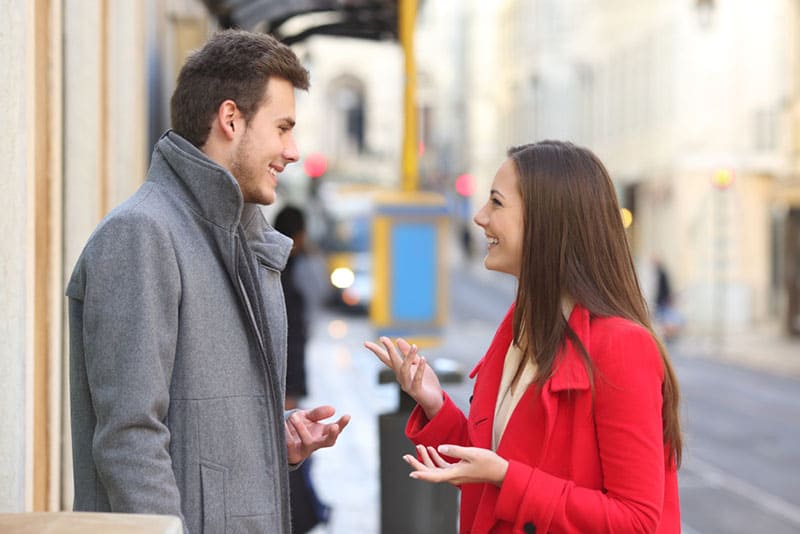 junger Mann und Mädchen sprechen auf der Straße