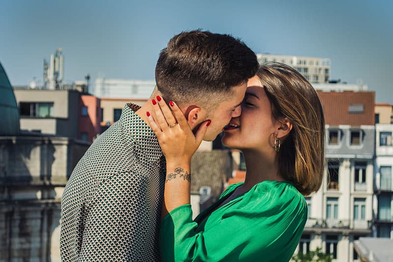 junges Paar küsst sich draußen