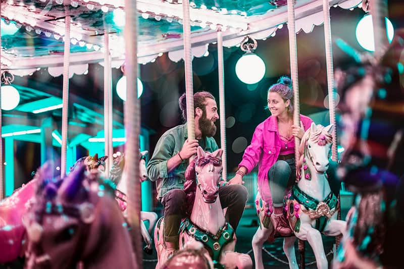 junges Paar reitet Pferde im Lunapark