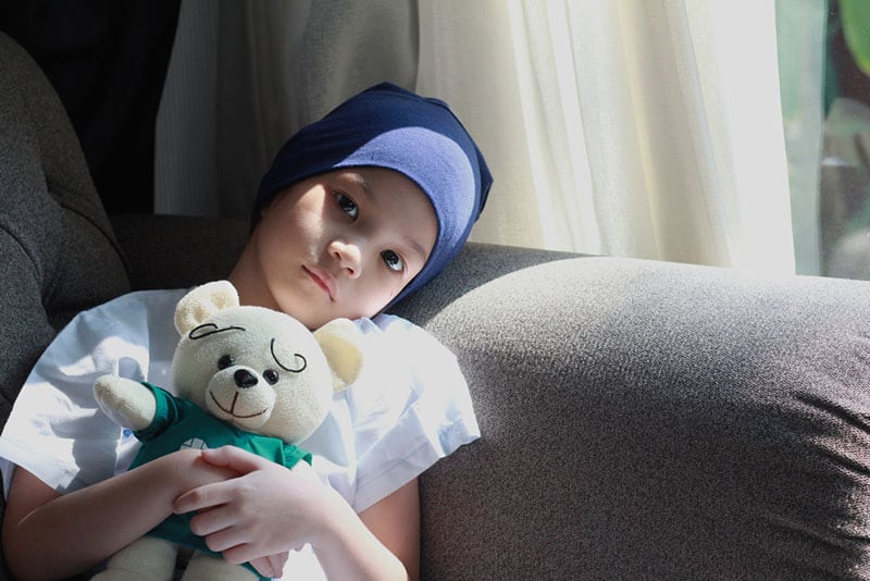 kleines Kind mit Teddybär
