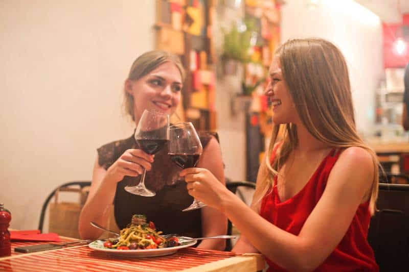 lächelnde Freundinnen im Restaurant