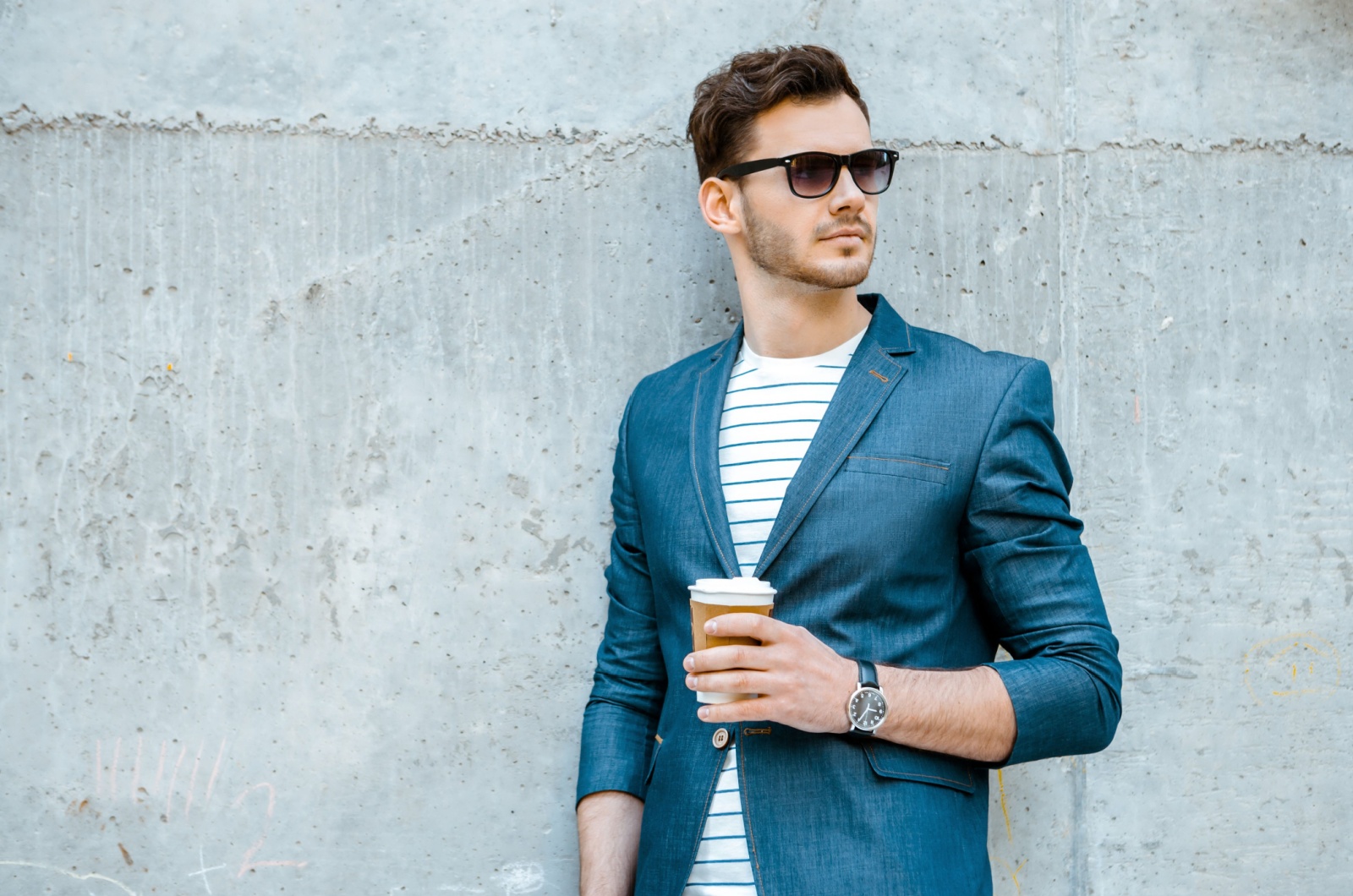 mann mit kaffee in der hand
