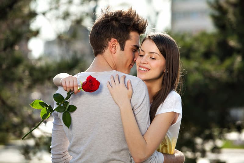 nette Männer gaben dem Mädchen eine Rose