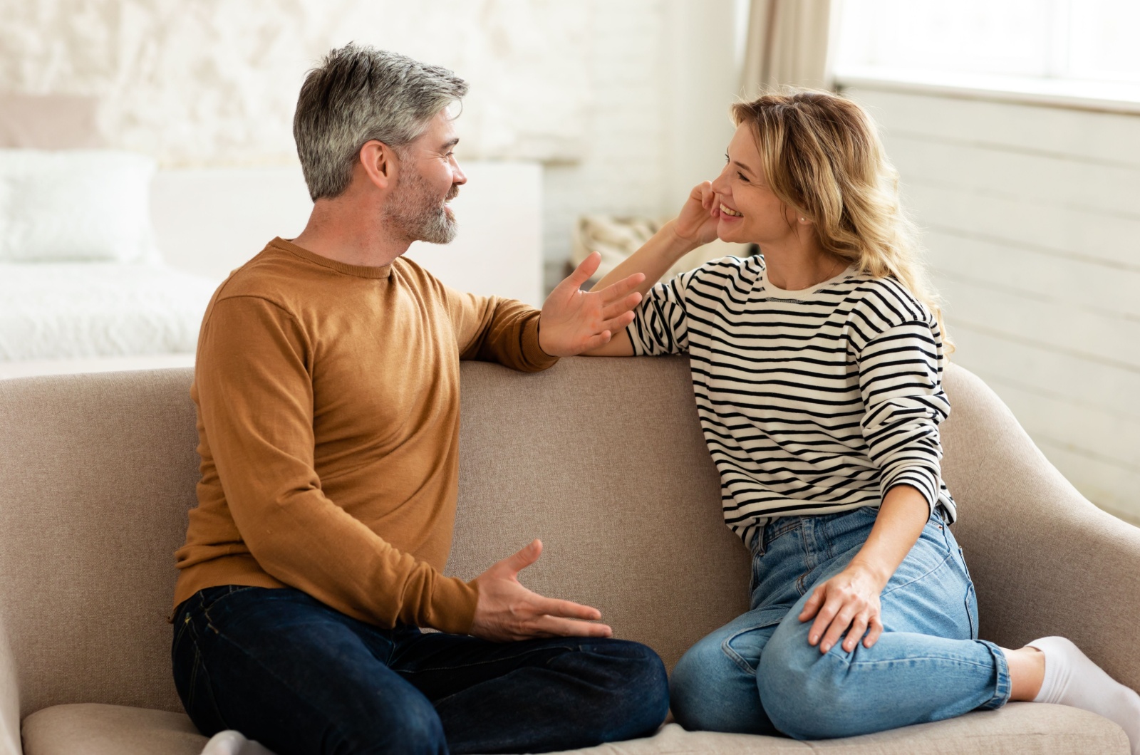 paar spricht ueber gemeinsame zukunft