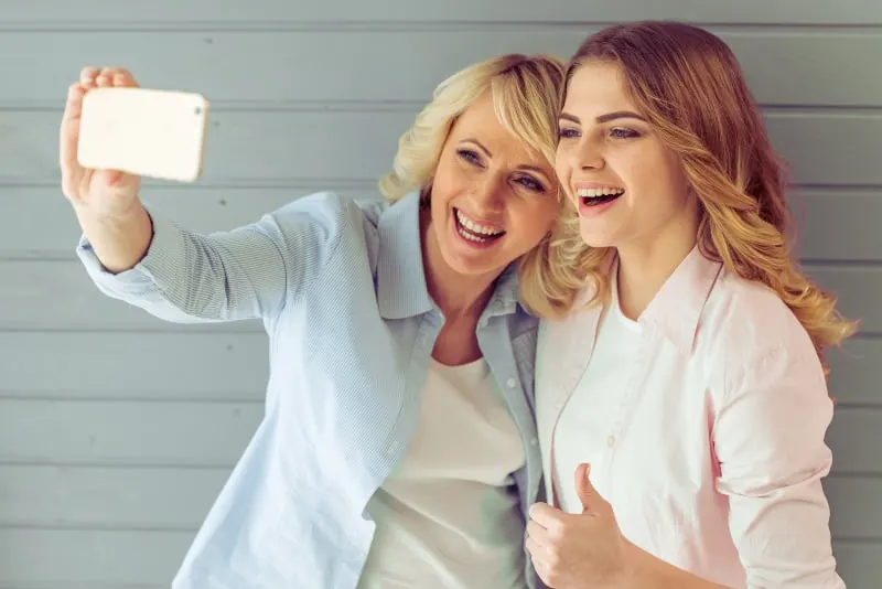 reife Mutter mit ihrer Tochter Selfie