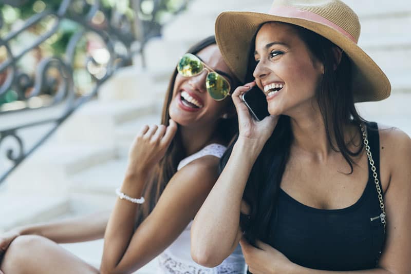 schöne Mädchen am Telefon sprechen