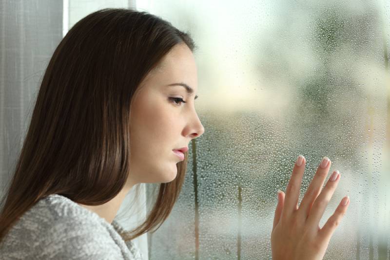 traurige Frau, die nach draußen schaut