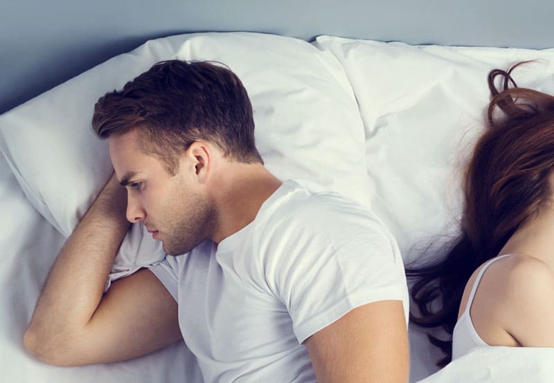 unglückliches Paar im Bett liegen