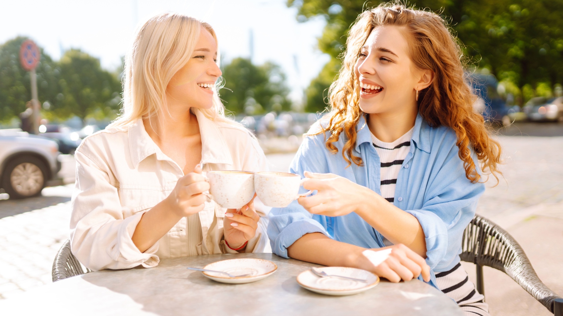 Freunde trinken kaffee