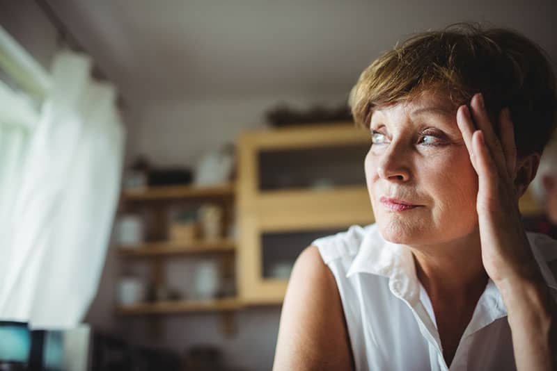 verärgerte Frau im Raum
