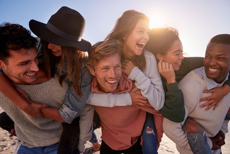 viele Freunde haben Spaß zusammen