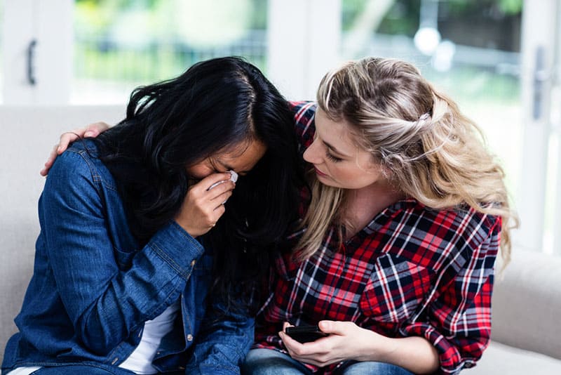 zwei Frauen trösten sich gegenseitig