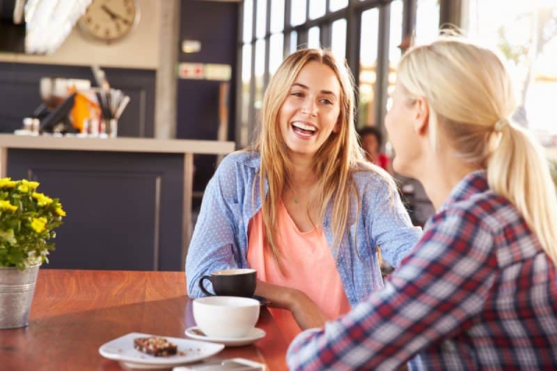 zwei Freundinnen, die im Café Kaffee trinken