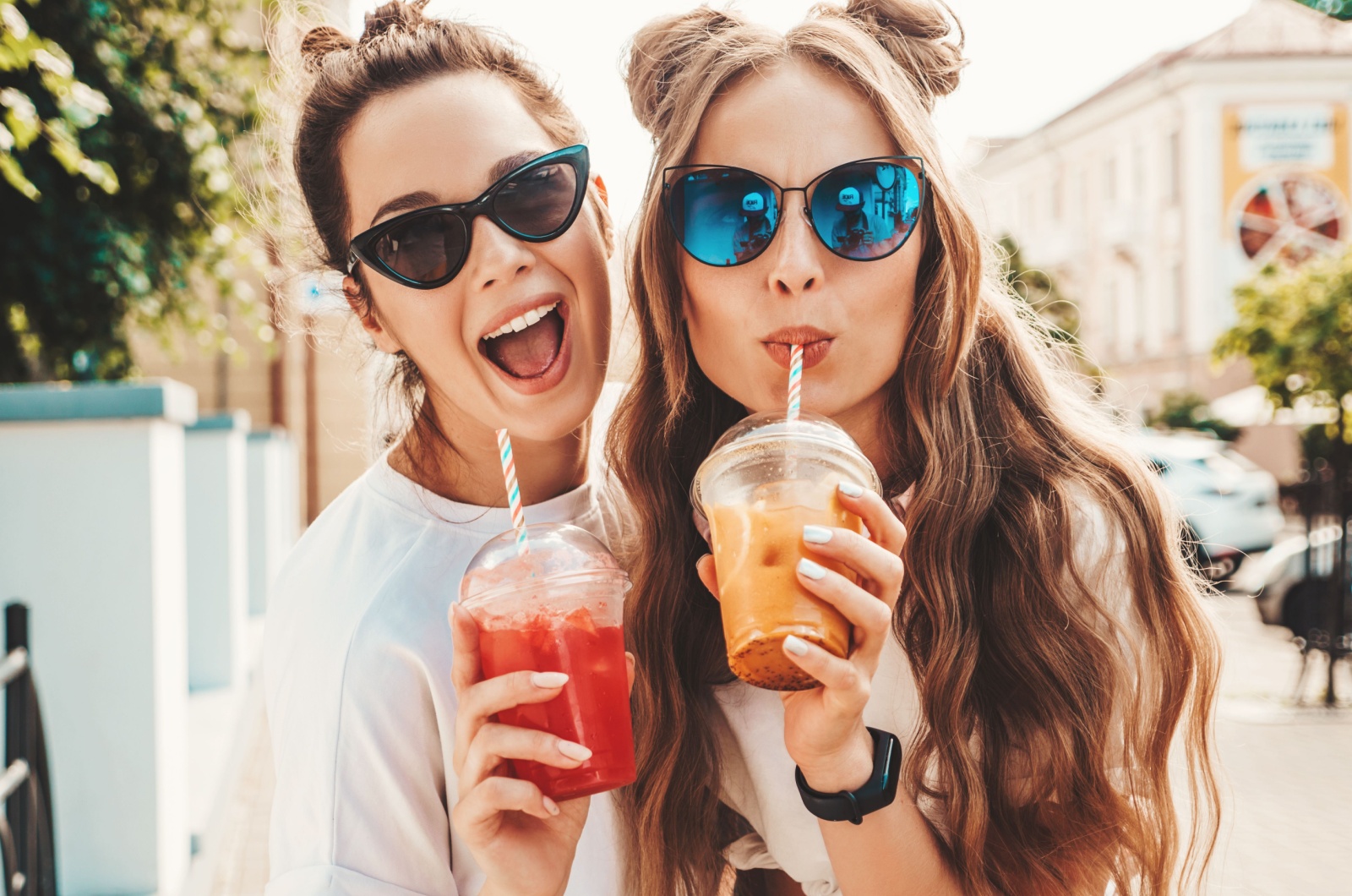 zwei frauen trinken saft