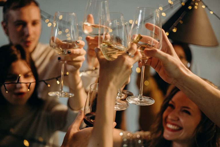 Freunde trinken Champagner und haben Spaß
