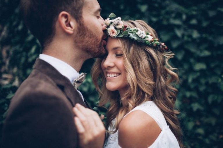 Erstaunlich lächelndes Hochzeitspaar. Hübsche Braut und stilvoller Bräutigam.