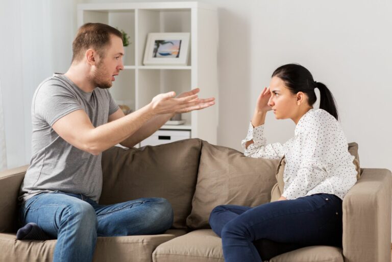 ein mann und eine frau streiten sich