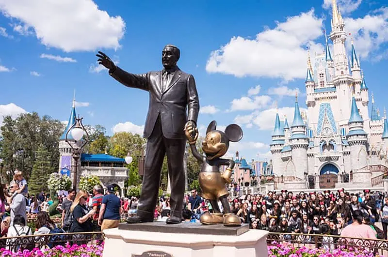 Walt Disney Holding für Hand Mickey Mouse