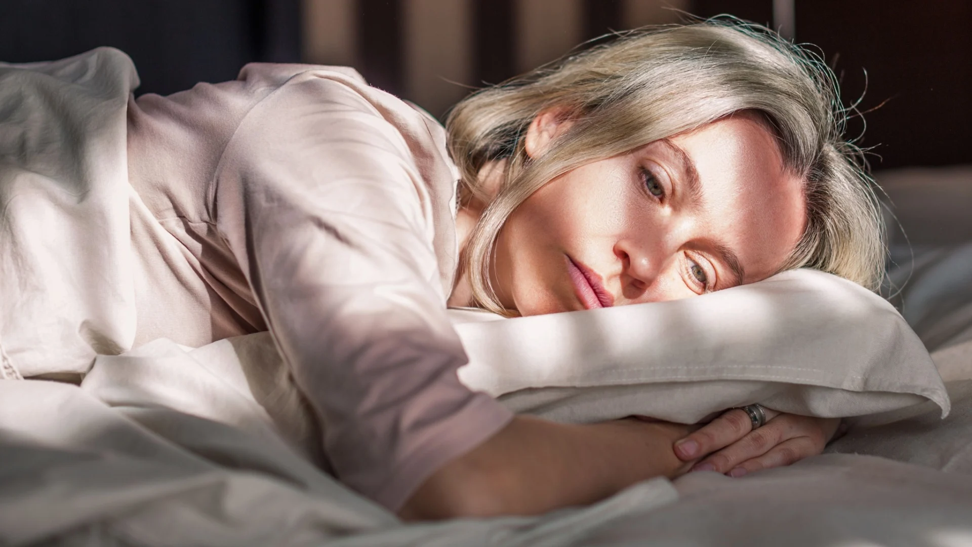 traurige Frau im Bett