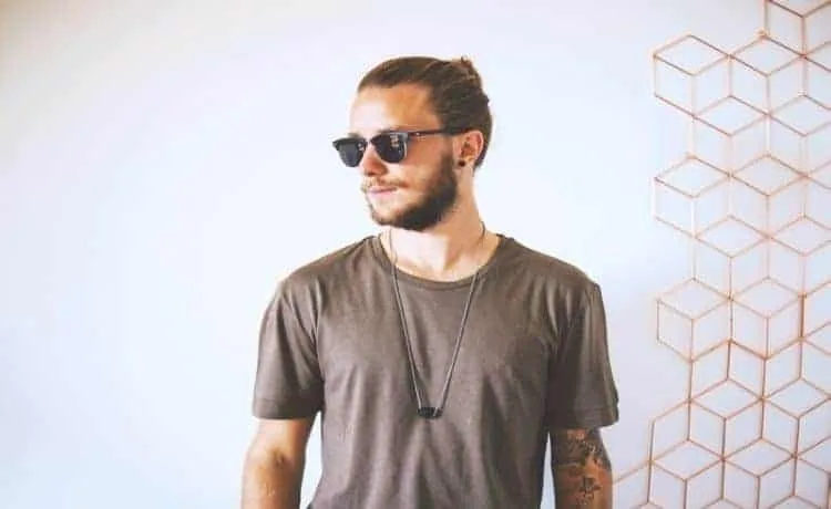 Mann mit Sonnenbrille