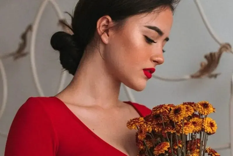 Frau mit rotem Lippenstift
