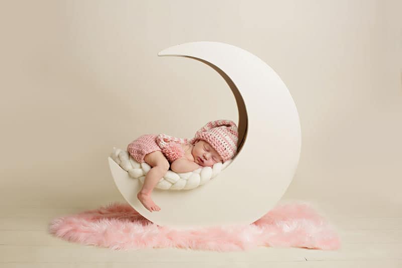 Baby, das auf dem Mondspielzeug für Fotosession schläft