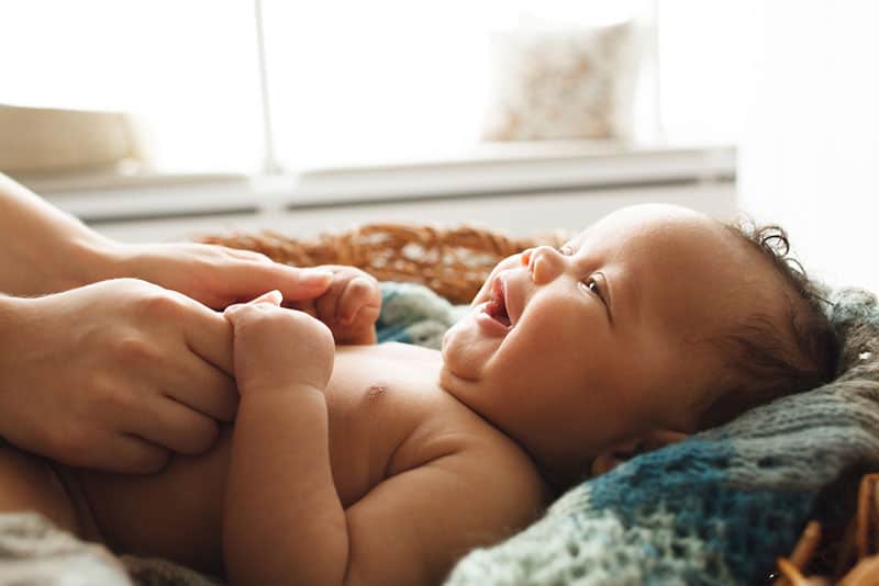 Baby lächelt zu ihrer Mutter