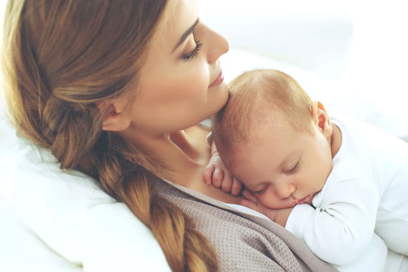 Baby schläft auf ihrer Mutter