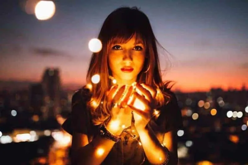 ein Mädchen, das Kerzen in ihren Händen hält