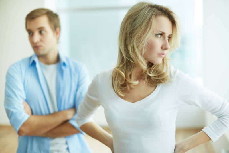 Bild der jungen verärgerten Frau im Streit mit ihrem Ehemann