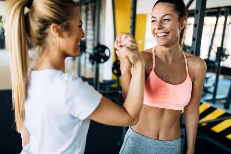 Bild von zwei Fitnessfrauen im Fitnessstudio