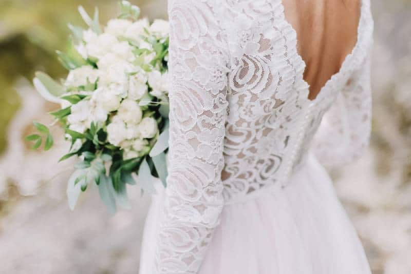 Braut hält einen Hochzeitsstrauß, Hochzeitskleid, Hochzeitsdetails