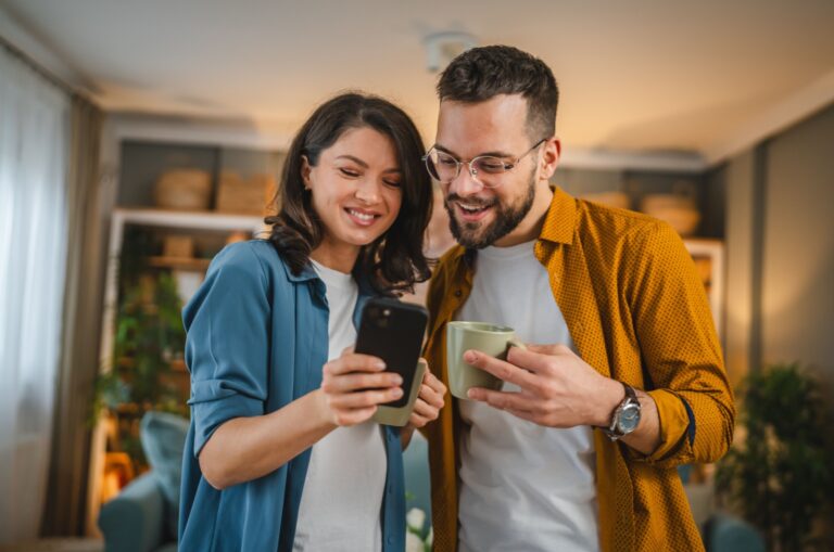 Mann und Frau schauen aufs Telefon