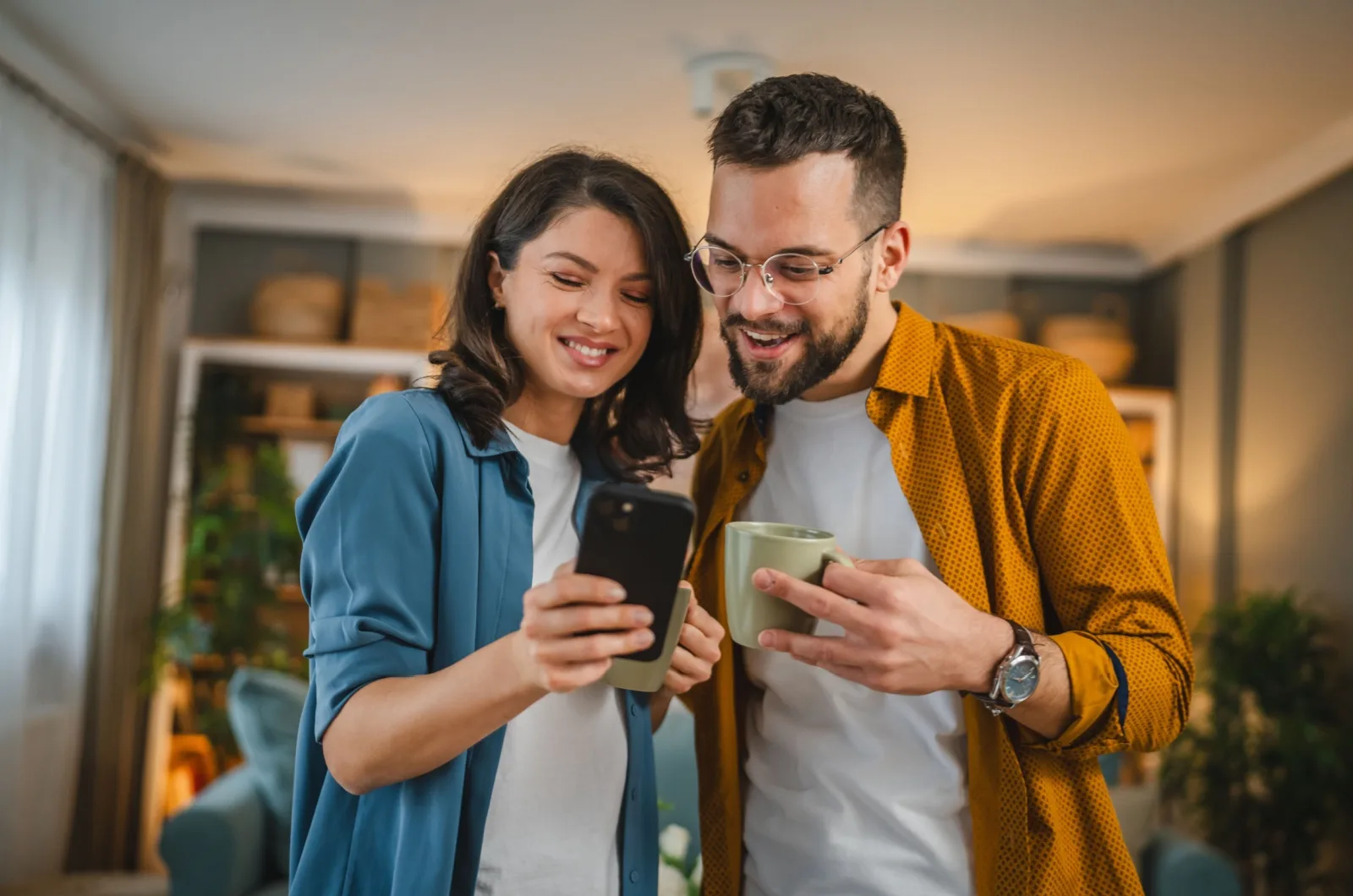 Mann und Frau schauen aufs Telefon