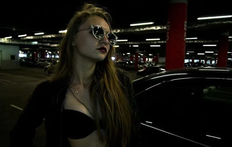 Frau in der Autogarage