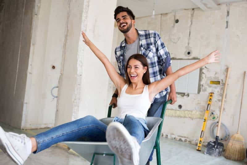 Das Liebespaar hat Spaß, während sie das Haus renovieren