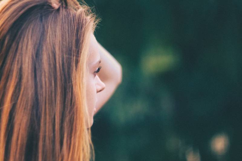 Die Frau hält sich an den Haaren fest