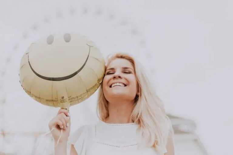 Frau mit Smiley-Ballon