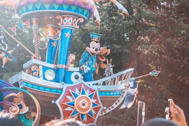 Disney-Charaktere fahren auf Kutsche