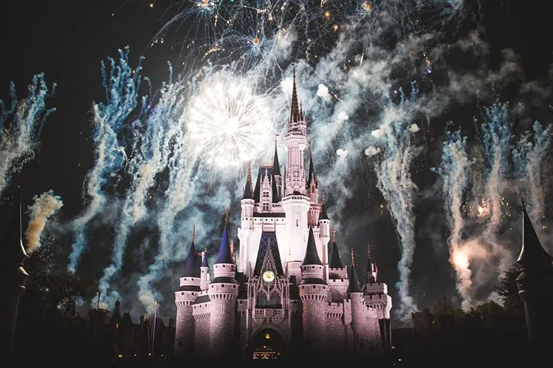 Disney World Castle bei Nacht mit Feuerwerk