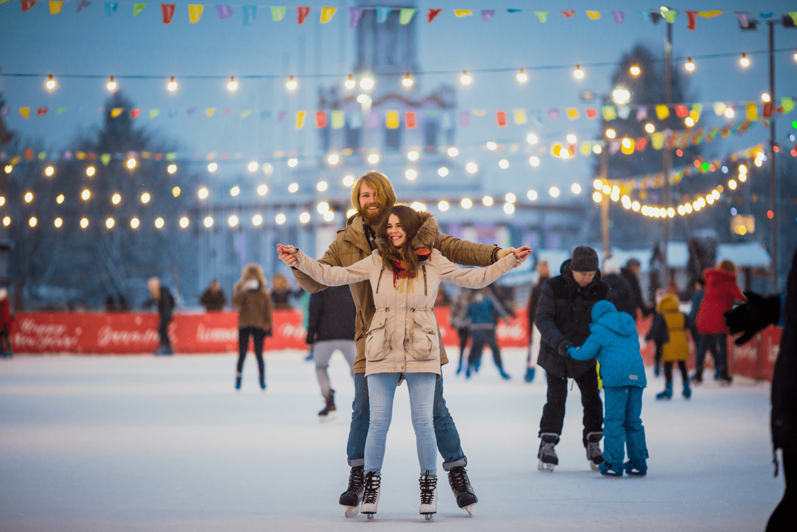 Ein Mann und eine Frau fahren auf dem Eis Ski