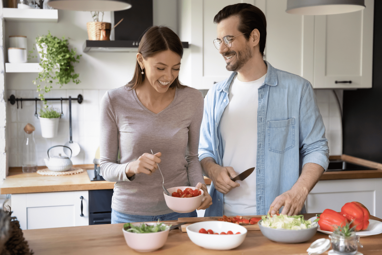 Ein Mann und eine Frau kochen zusammen
