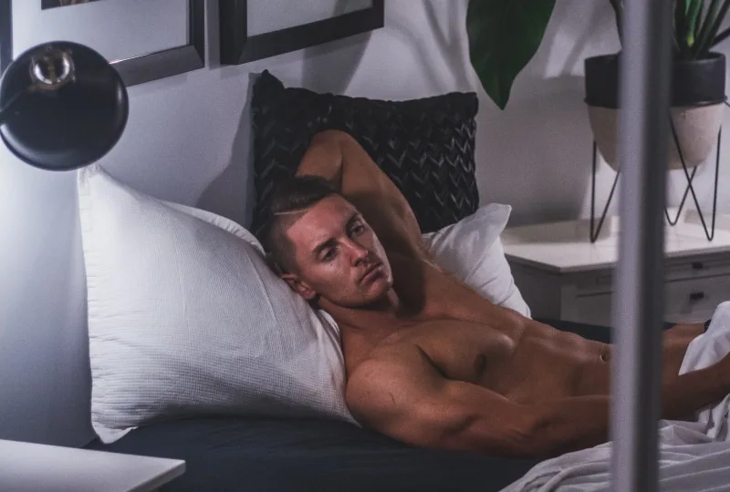 Ein einsamer Mann liegt im Bett
