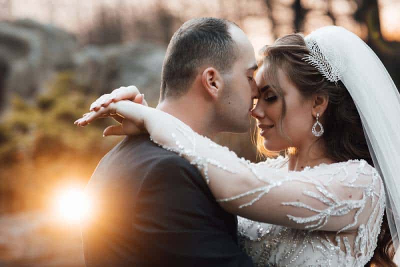 Ein glückliches Paar an ihrem Hochzeitstag, das sich ansieht und lächelt