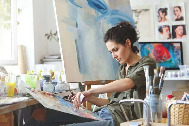 Ein junger Student nimmt Unterricht im Kunststudio