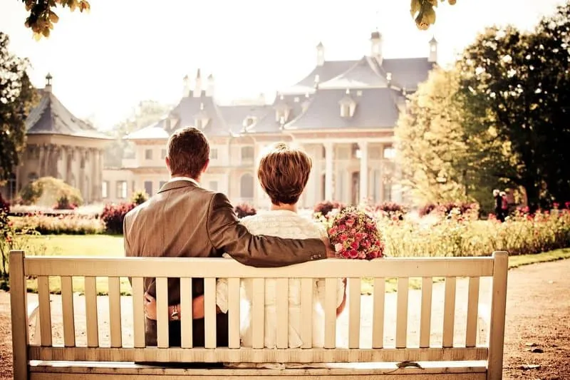 Ein liebendes Paar sitzt auf einer Bank