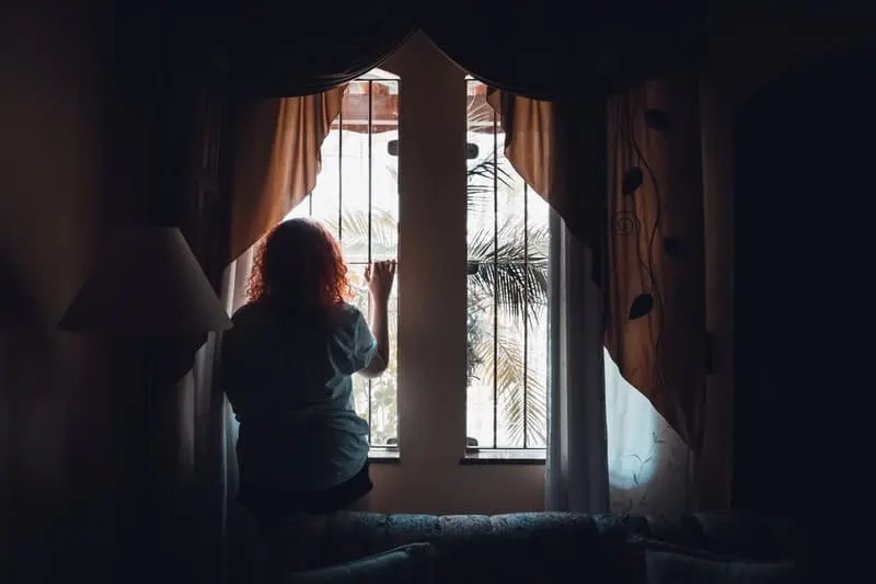 Eine Frau steht vor einem Fenster
