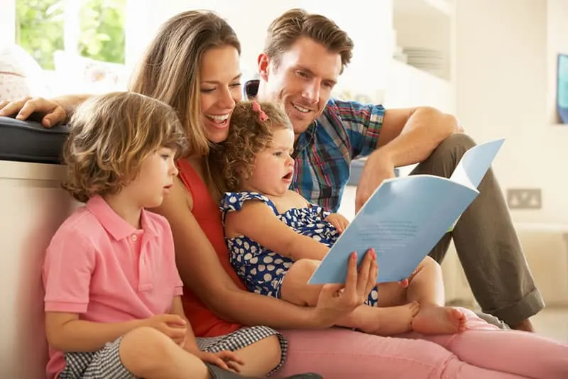 Eltern lesen mit ihren Kindern